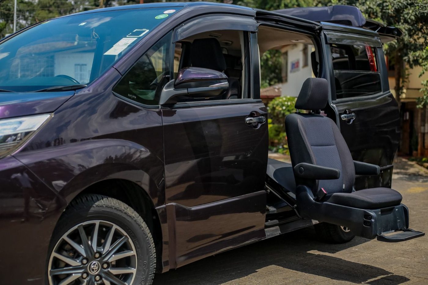 Retractable swivel seat at the side entry