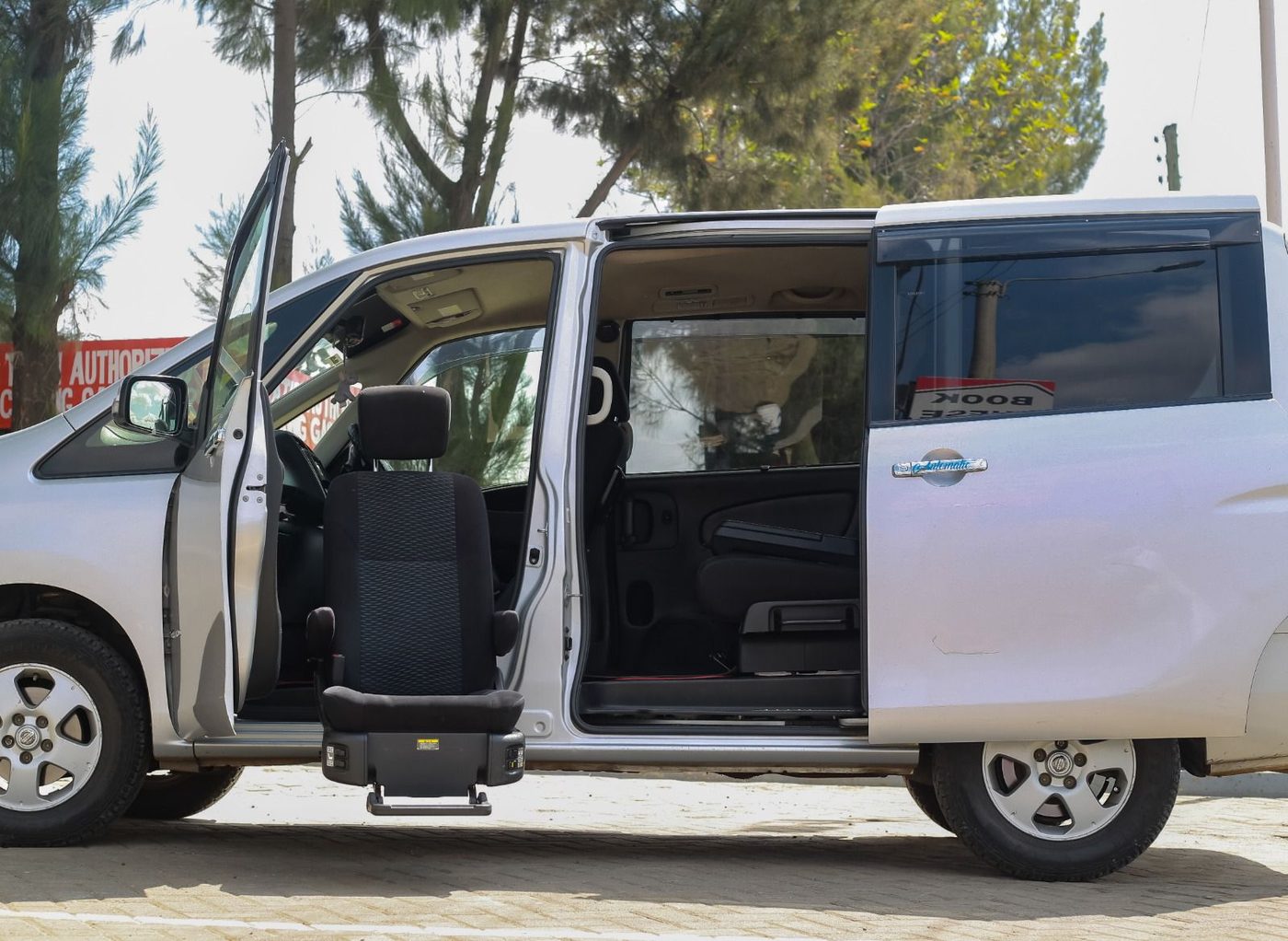 Swivel seat lowered for an easy transfer